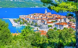 Blick auf die Stadt Korčula auf der gleichnamigen Insel in Dalmatien, Kroatien