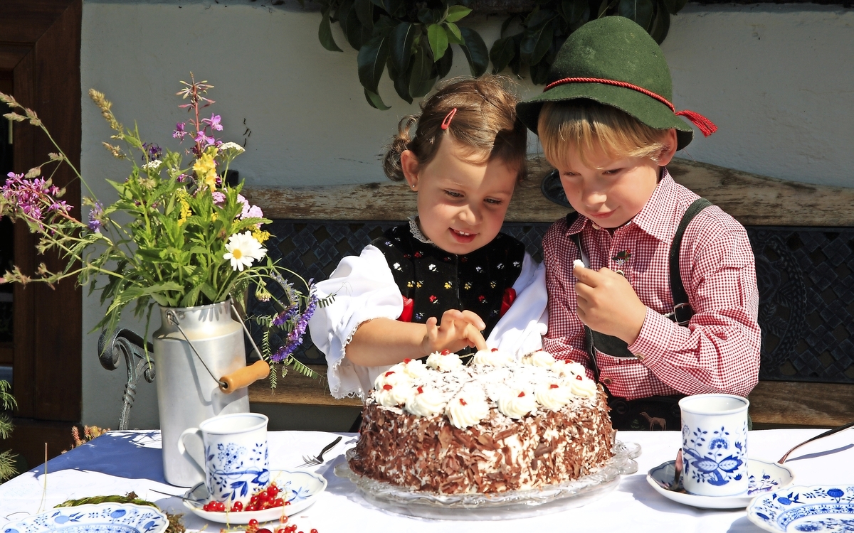 Kinder in Schwarzwaldtracht