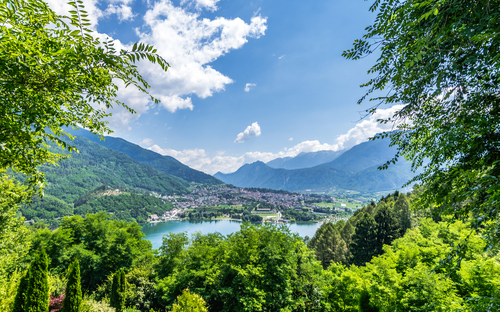 Blick auf den Lago di Levico im Trentino, Italien
