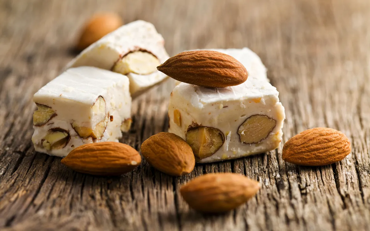 weißer Nougat mit Mandeln