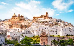 Skyline der weißen Stadt Ostuni