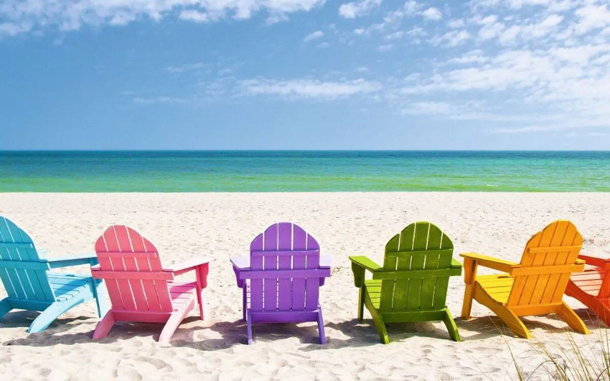 Liegestühle am Strand