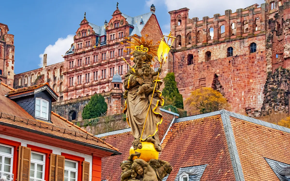 Statue der Madonna mit Kind in der Kornmarkt mit Heidelberger Schloss