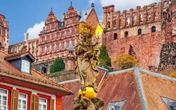 Statue der Madonna mit Kind in der Kornmarkt mit Heidelberger Schloss