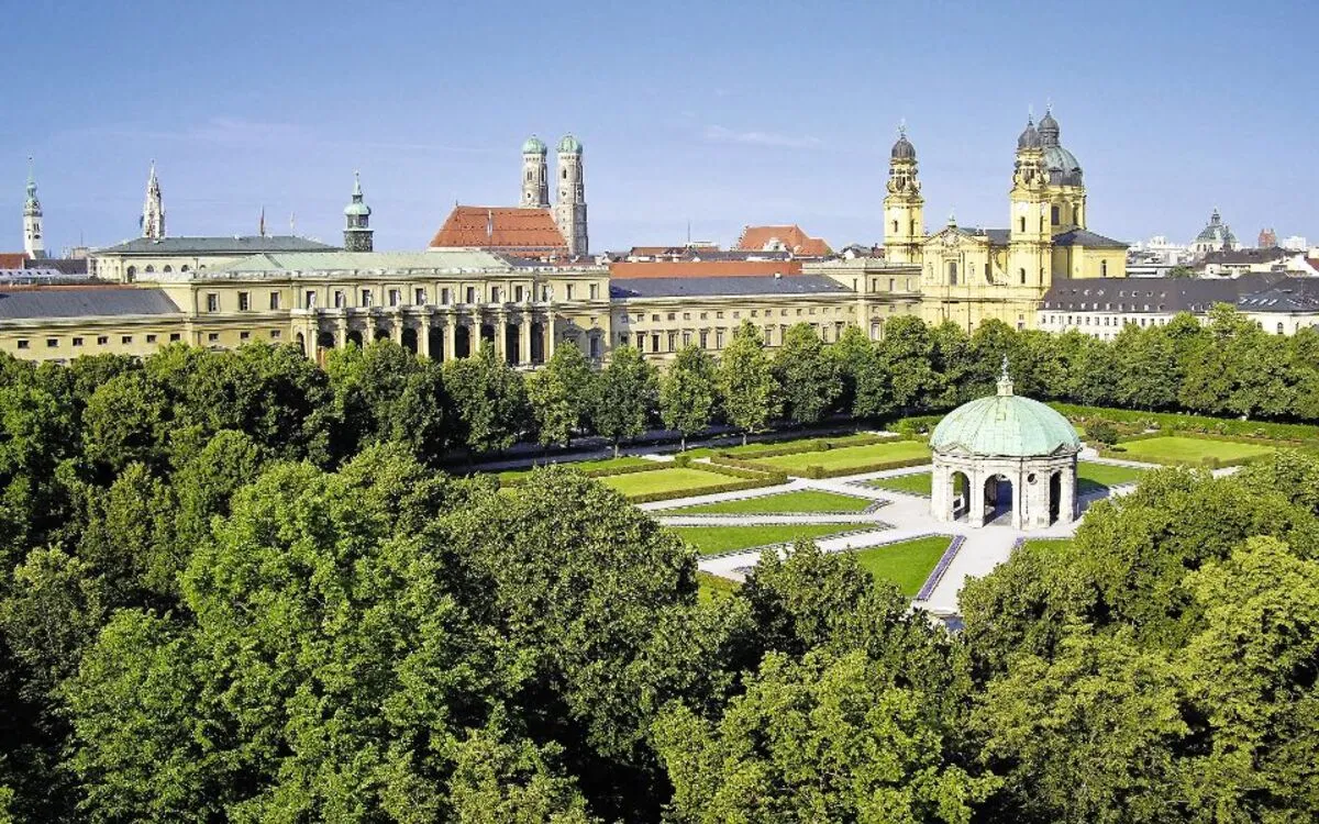 Hofgarten in München & Theatinerkirche