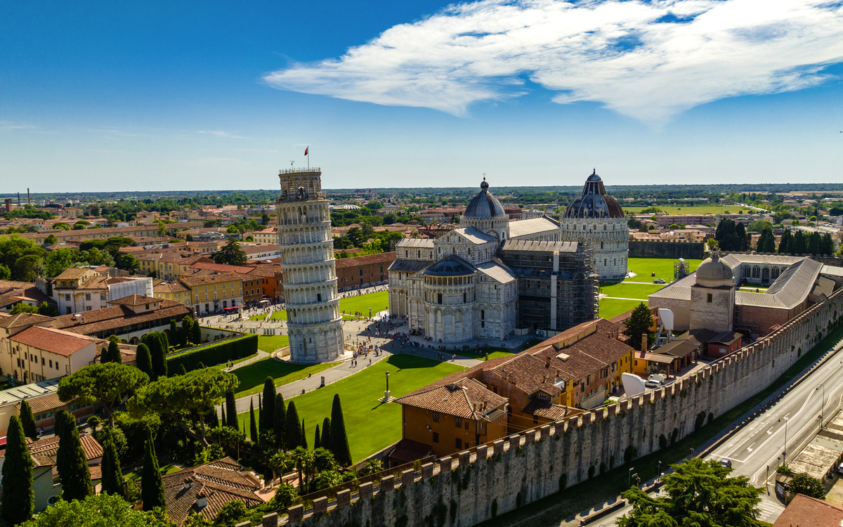 Luftaufnahme des Turms von Pisa in Italien an einem sonnigen Tag