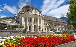 Kurhaus und Promenade in Meran im Sommer