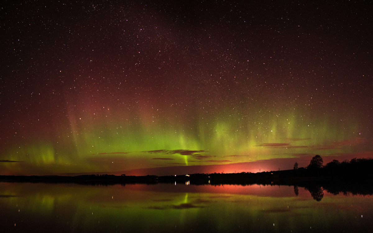 Nordlichter am Loch of Skene im Tiefland in Aberdeenshire