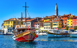 Altstadt und Hafen von Rovinj