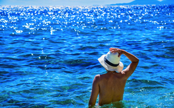nackt im Meer
