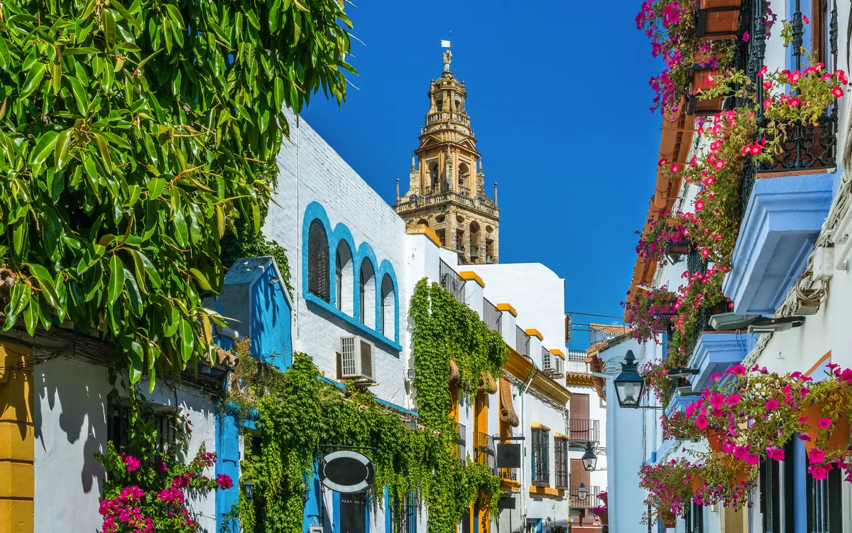 das jüdische Viertel von Cordoba mit dem Glockentrum der Mezquita de Córdoba, Spanien