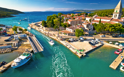 Osor am Kanal Kavada, der die Nordinsel Cres von der Südinsel Lošinj trennt