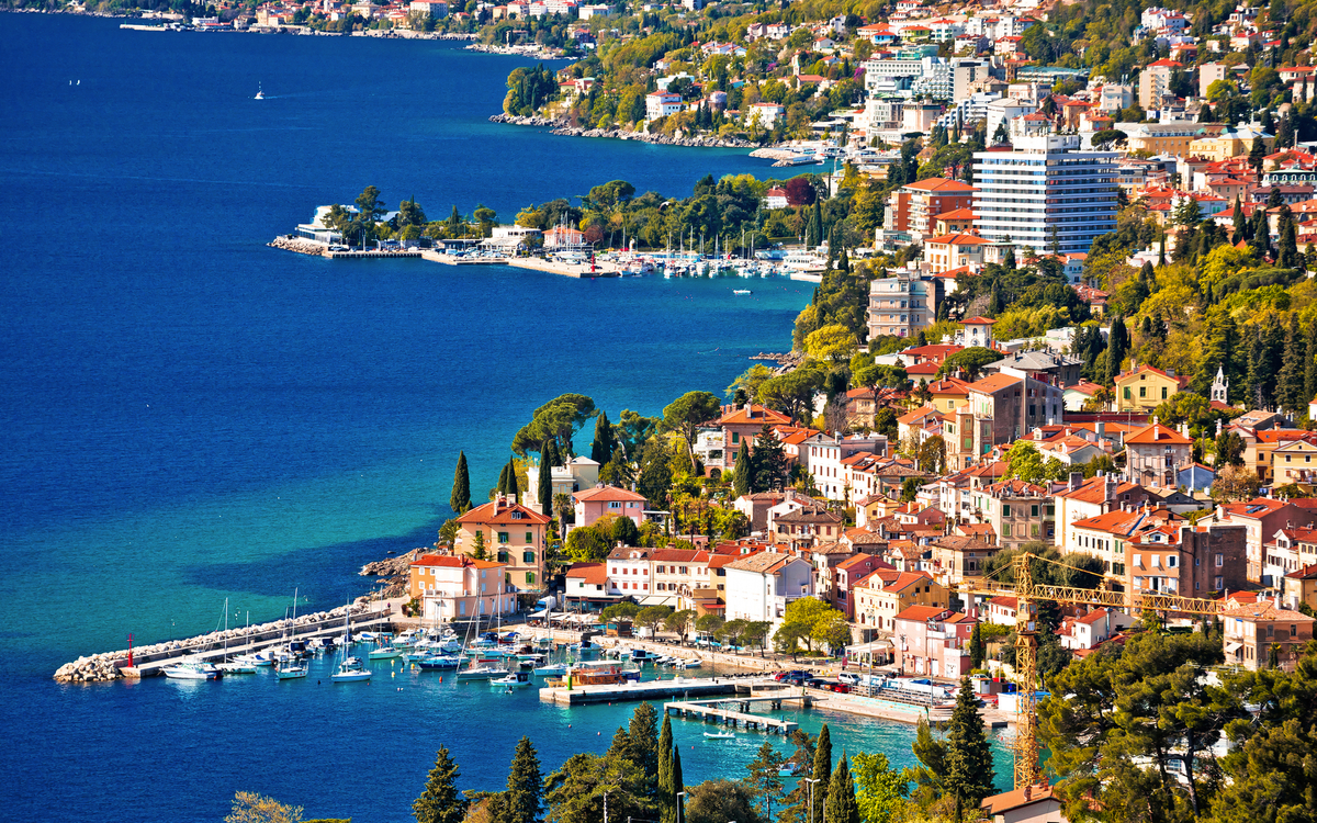 Panoramablick auf die Uferpromenade der Riviera von Opatija