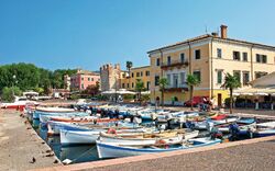 Hafen von Bardolino am Gardasee in der Region Venetien, Italien