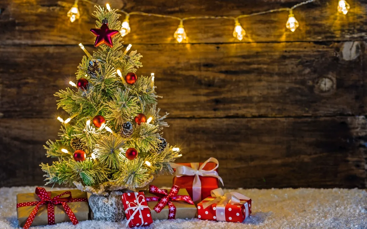 Weihnachtsbaum mit Schnee Lichter und Geschenke