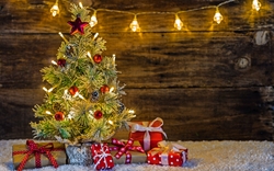 Weihnachtsbaum mit Schnee Lichter und Geschenke