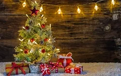 Weihnachtsbaum mit Schnee Lichter und Geschenke