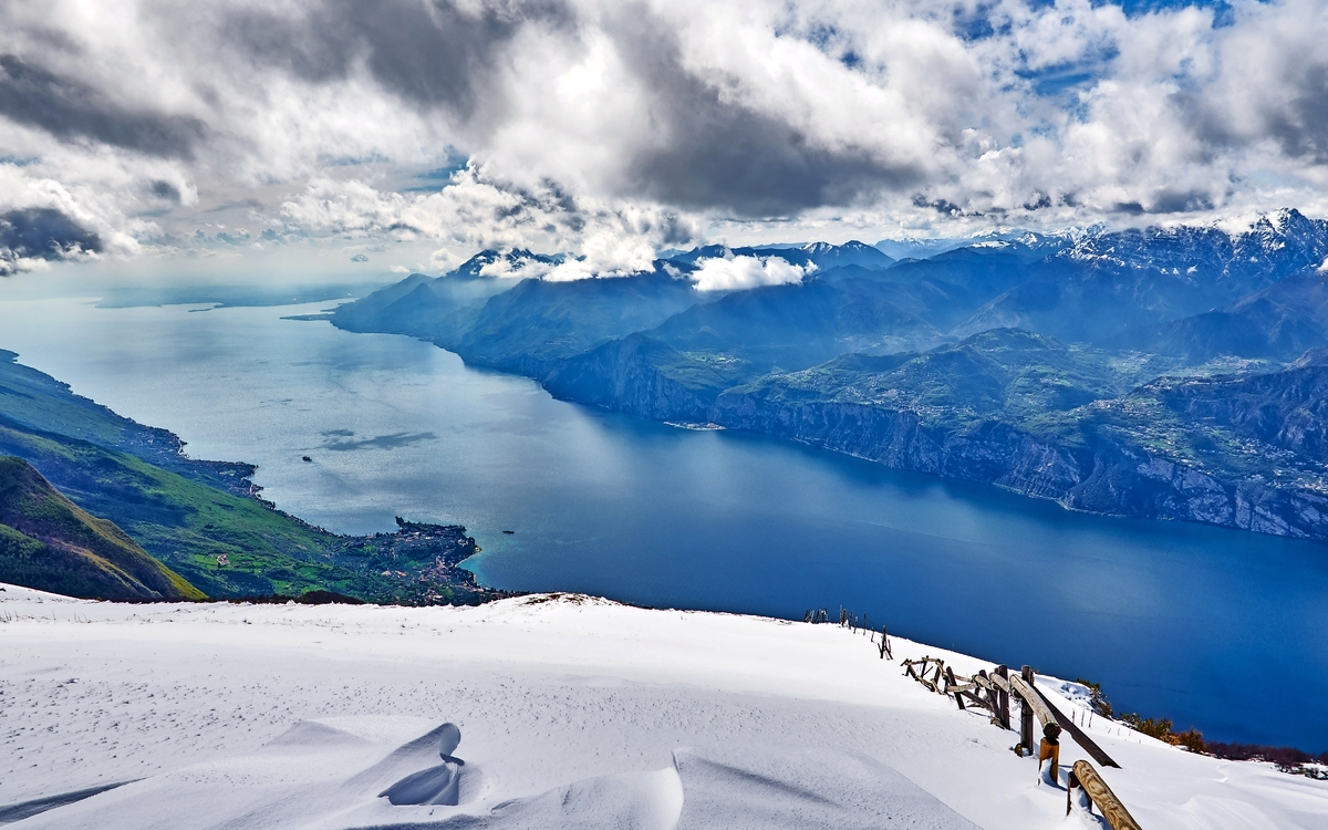 Blick auf den Gardasee vom Monte Baldo in der Winterzeit, Italien