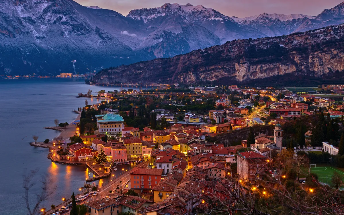 Weihnachtsbeleuchtung schmückt die Innenstadt von Riva del Garda bei Nacht, Italien
