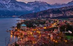 Weihnachtsbeleuchtung schmückt die Innenstadt von Riva del Garda bei Nacht, Italien