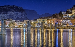 weihnachtliches Torbole in der Provinz Trentino am Gardasee, Italien