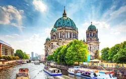 Spreerundfahrt vor dem Berliner Dom, Deutschland