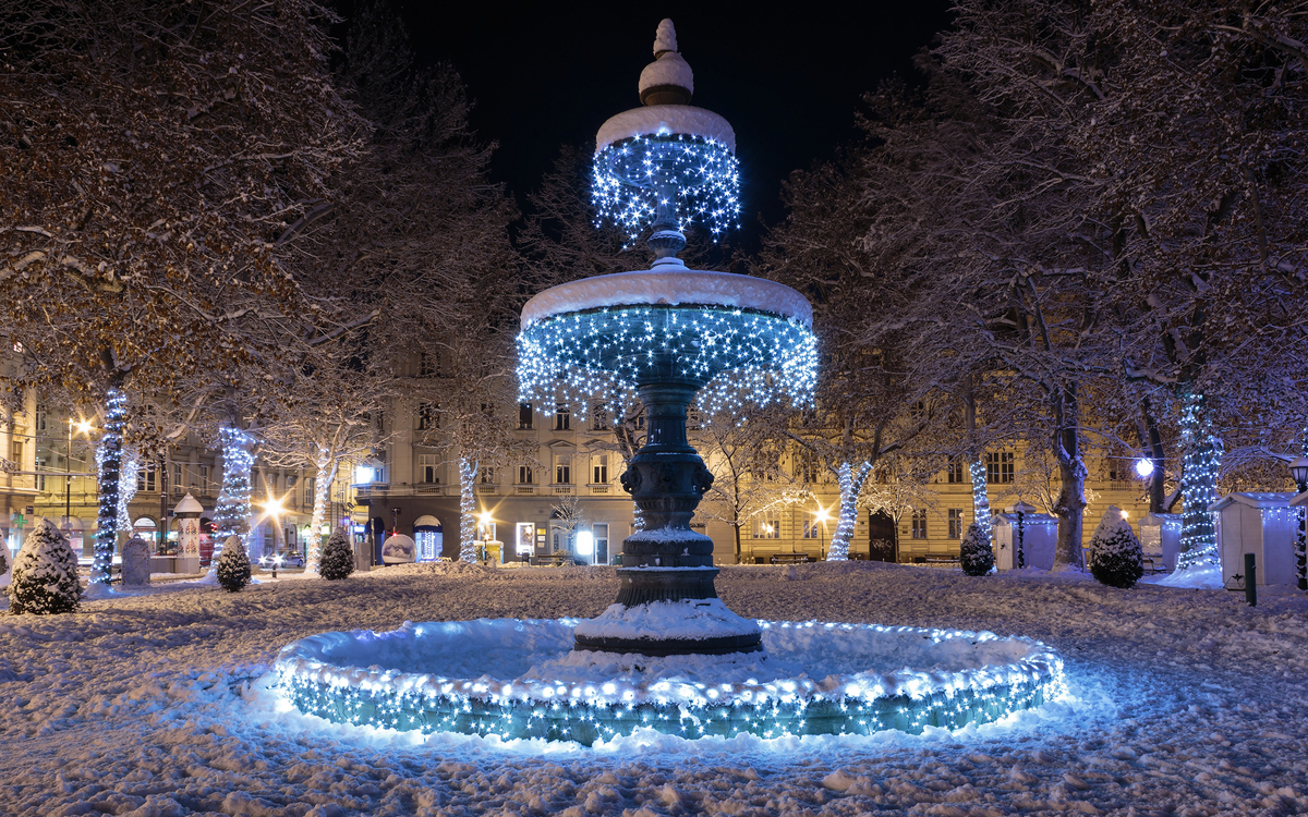 Zrinjevac-Brunnen ist im Rahmen der Adventszeit in Zagreb mit Weihnachtslichtern geschmückt