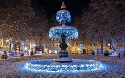 Zrinjevac-Brunnen ist im Rahmen der Adventszeit in Zagreb mit Weihnachtslichtern geschmückt