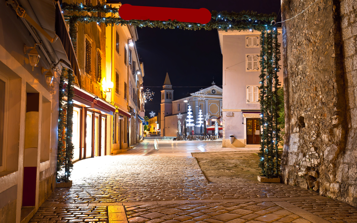 Blick auf die Straße und den Platz von Porec am Abend,