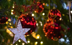 Christbaumkugeln hängen in einem Weihnachtsbaum