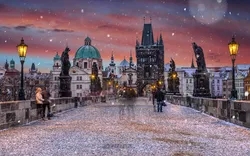 historische Karlsbrücke an einem Wintermorgen