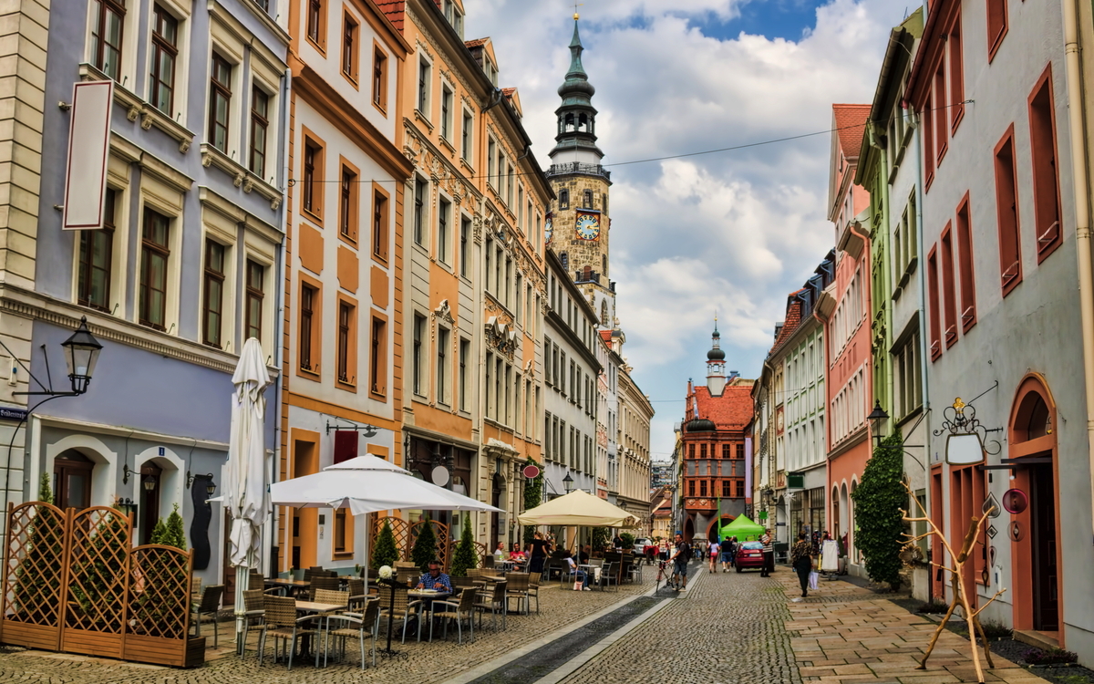 Brüderstraße in der Altstadt von Görlitz mit Rathausturm