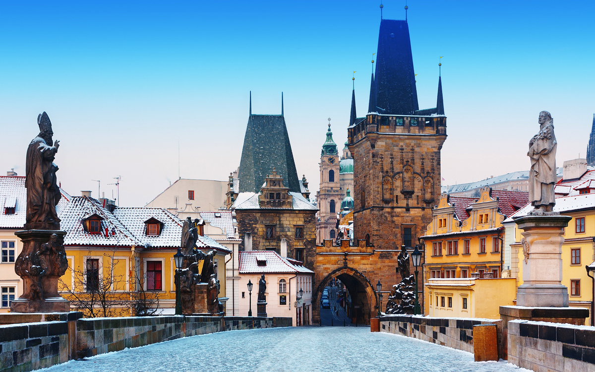 winterliche Karlsbrücke in Prag
