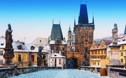 winterliche Karlsbrücke in Prag