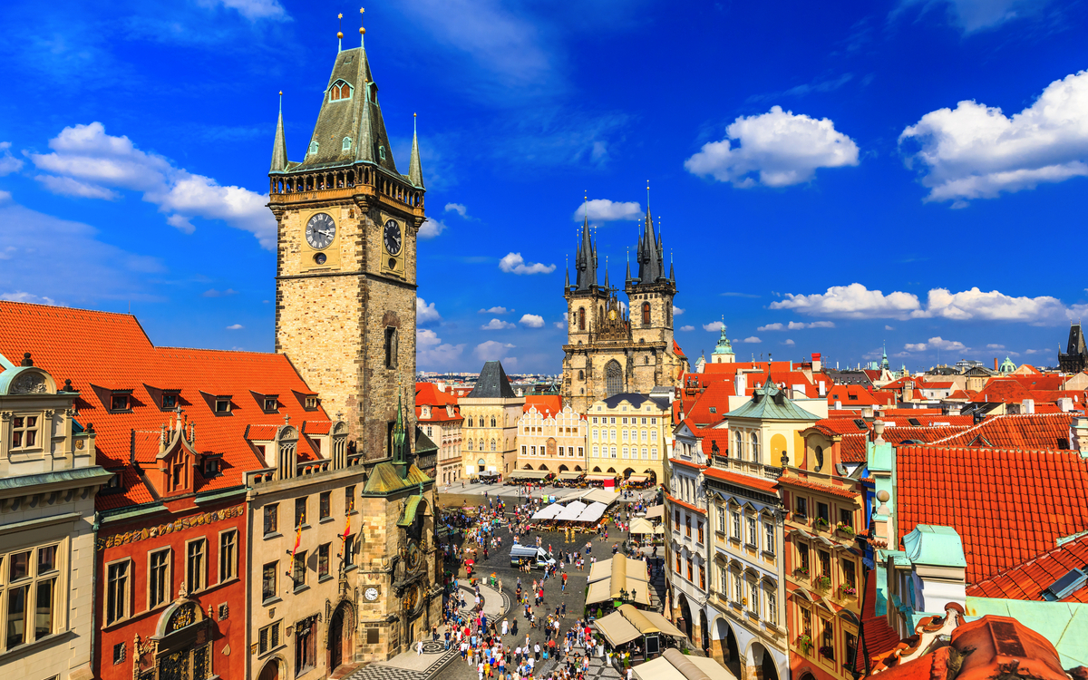 Teynkirche und Prager Rathausuhr am Altstädter Ring in Prag