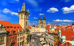 Teynkirche und Prager Rathausuhr am Altstädter Ring in Prag