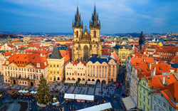 Luftaufnahme des Weihnachtsmarkts auf dem Altstädter Ring in Prag