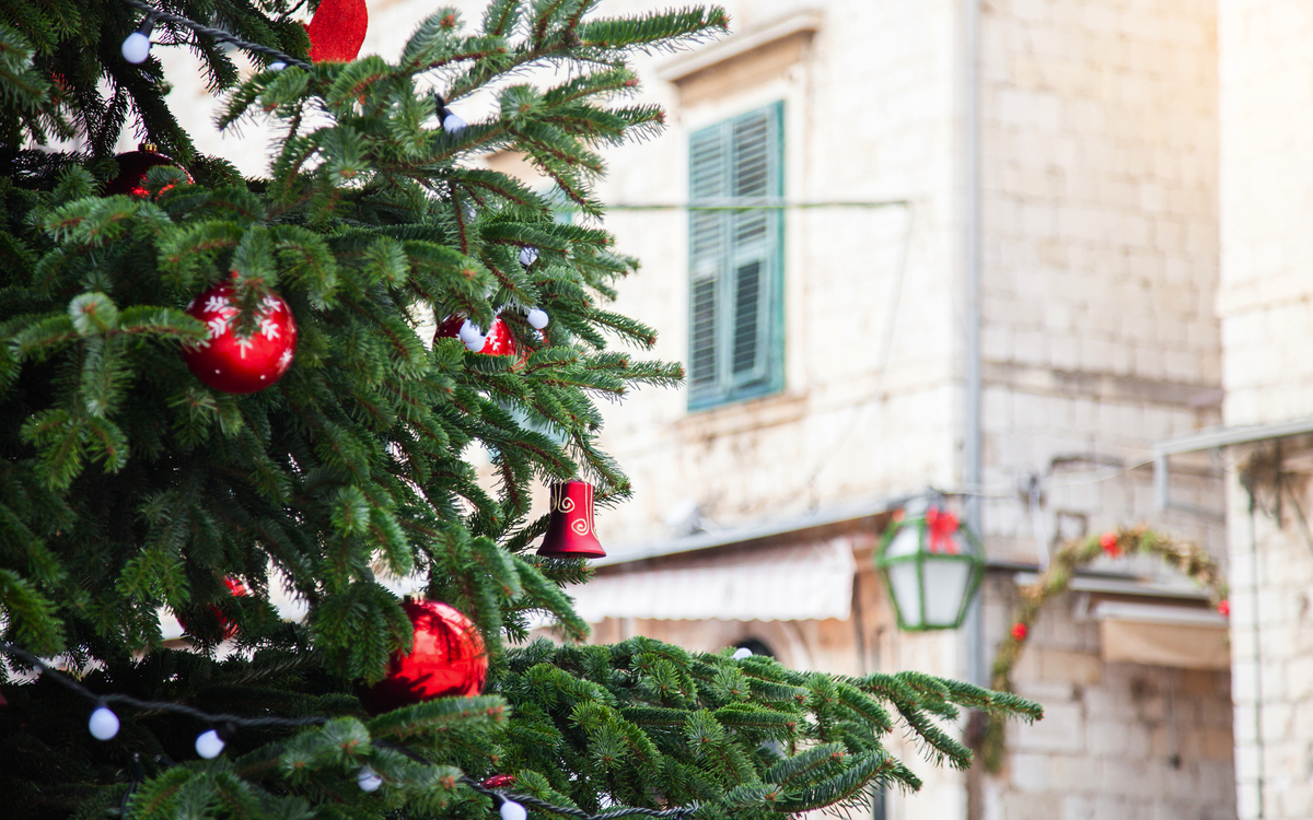 Weihnachtsbaum mit roten Kugeln in Porec
