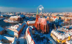 Luftpanorama von Breslau an einem Wintermorgen