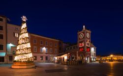 Weihnachtsbaum auf dem Marschall-Tito-Platz in Rovinj