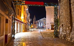 Blick auf die Straße und den Platz von Porec am Abend,