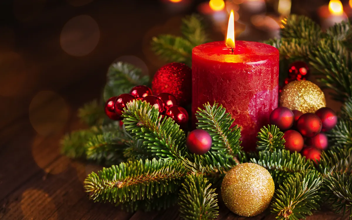 Brennende Kerze in der festlichen Weihnachtsanordnung