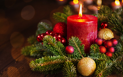 Brennende Kerze in der festlichen Weihnachtsanordnung
