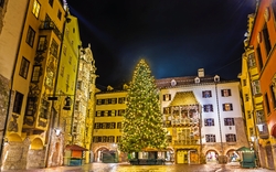 Weihnachtsbaum im Stadtzentrum von Innsbruck
