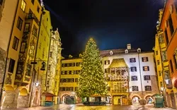 Weihnachtsbaum im Stadtzentrum von Innsbruck