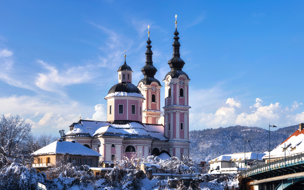 Blick auf die Heiligenkreuzkirche im Winter in Villach