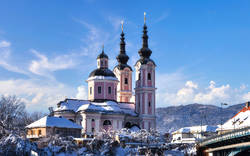 Blick auf die Heiligenkreuzkirche im Winter in Villach