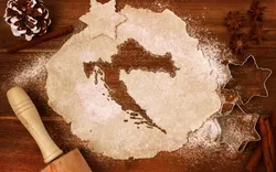 Keksteig in Form von Kroatien ausgeschnitten