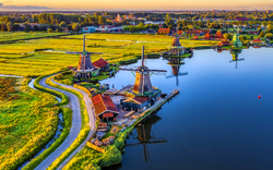 Windmühlen von Zaanse Schans in Nordholland