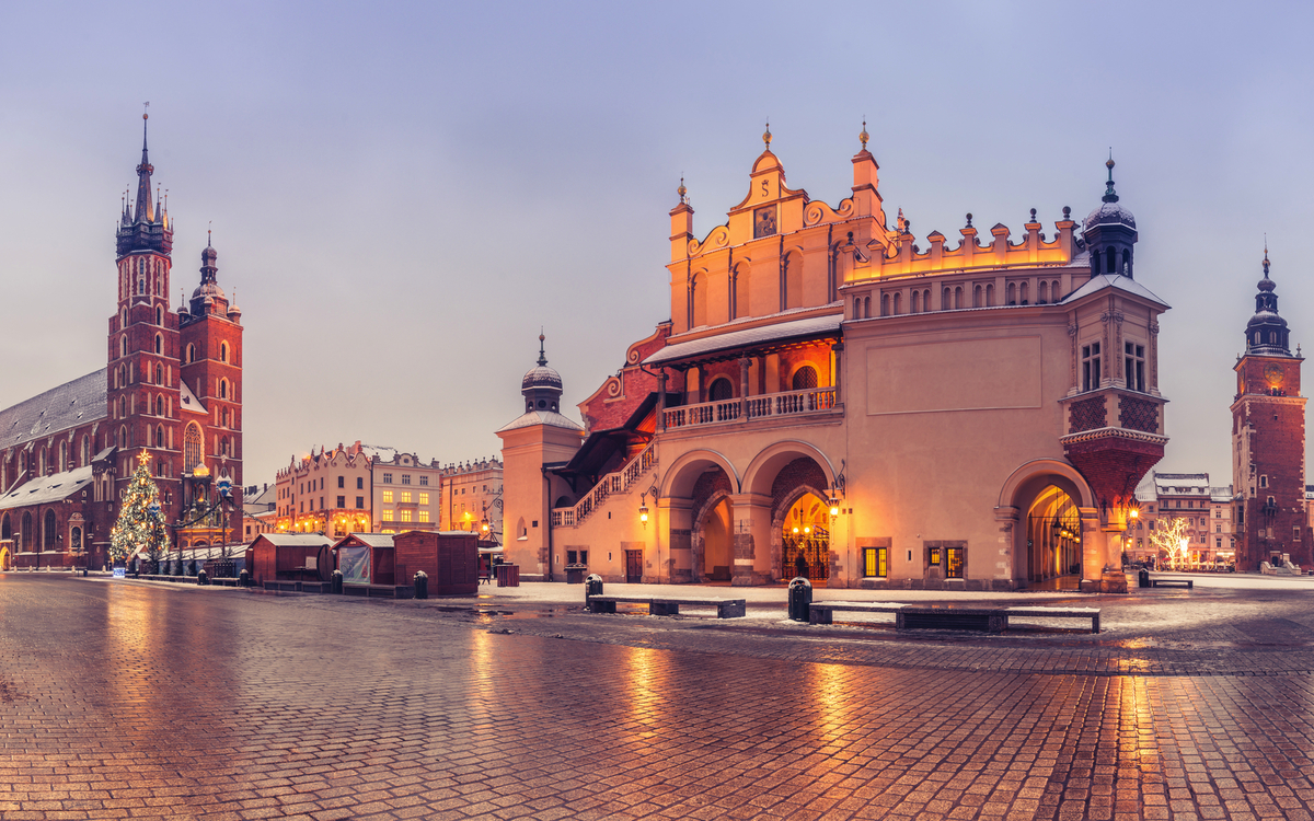 das ehemaliges Rathaus, die Marienkirche und die Tuchhalle in Krakau, Polen 